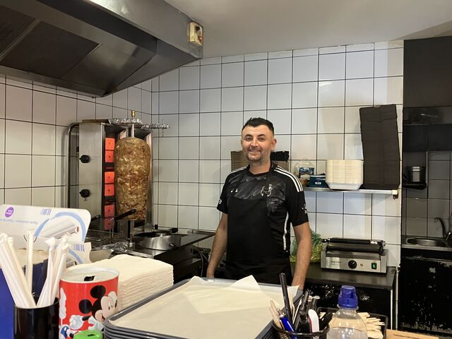 Mehmet vous accueille avec le sourire et vous servira les meilleurs tacos !