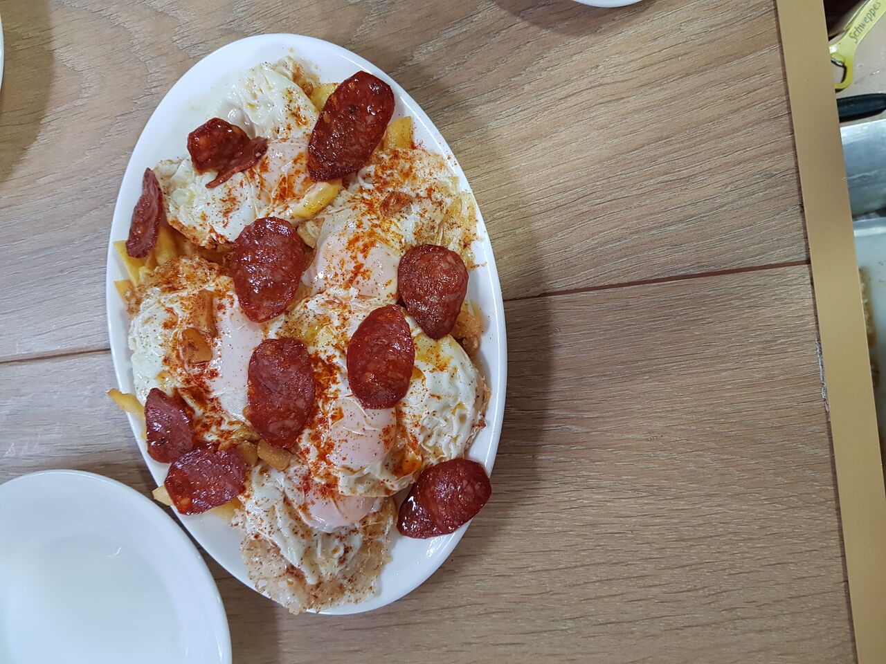 Huevos rotos con pimentón y chorizo picante