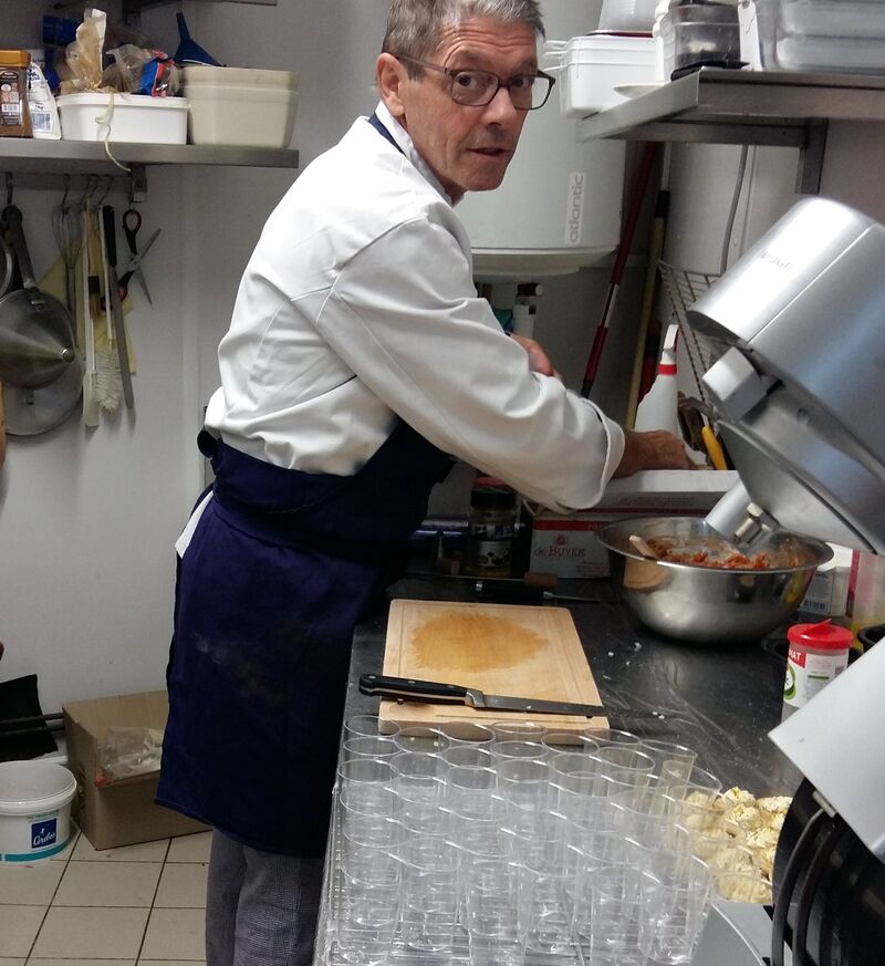 Préparation de verrines pour un mariage.