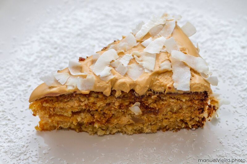Bolo de Cocô e Ananás com Caramelo de Cocô