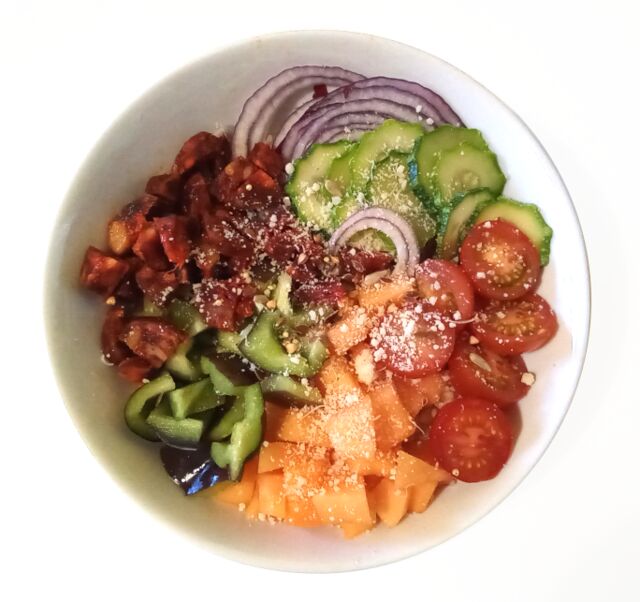 Chorizo doux (100% naturel), melon & crudités bio.