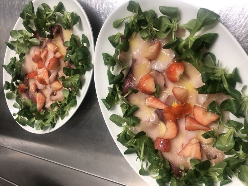 Carpaccio di Ricciola con valeriana , fragole e vinaigrette al lime 