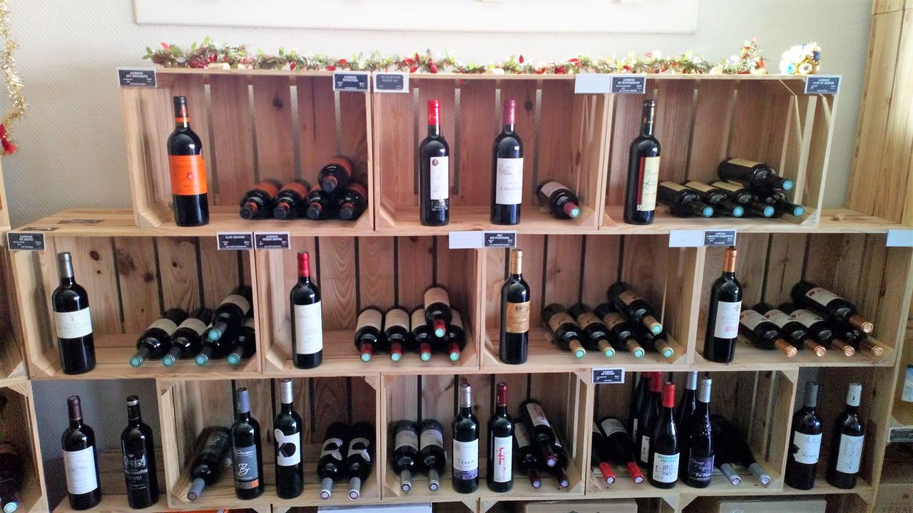 Une cave à vin de petits producteurs de diverses régions. Il y en a pour tous les goûts : du rouge, du blanc et du rosé. 