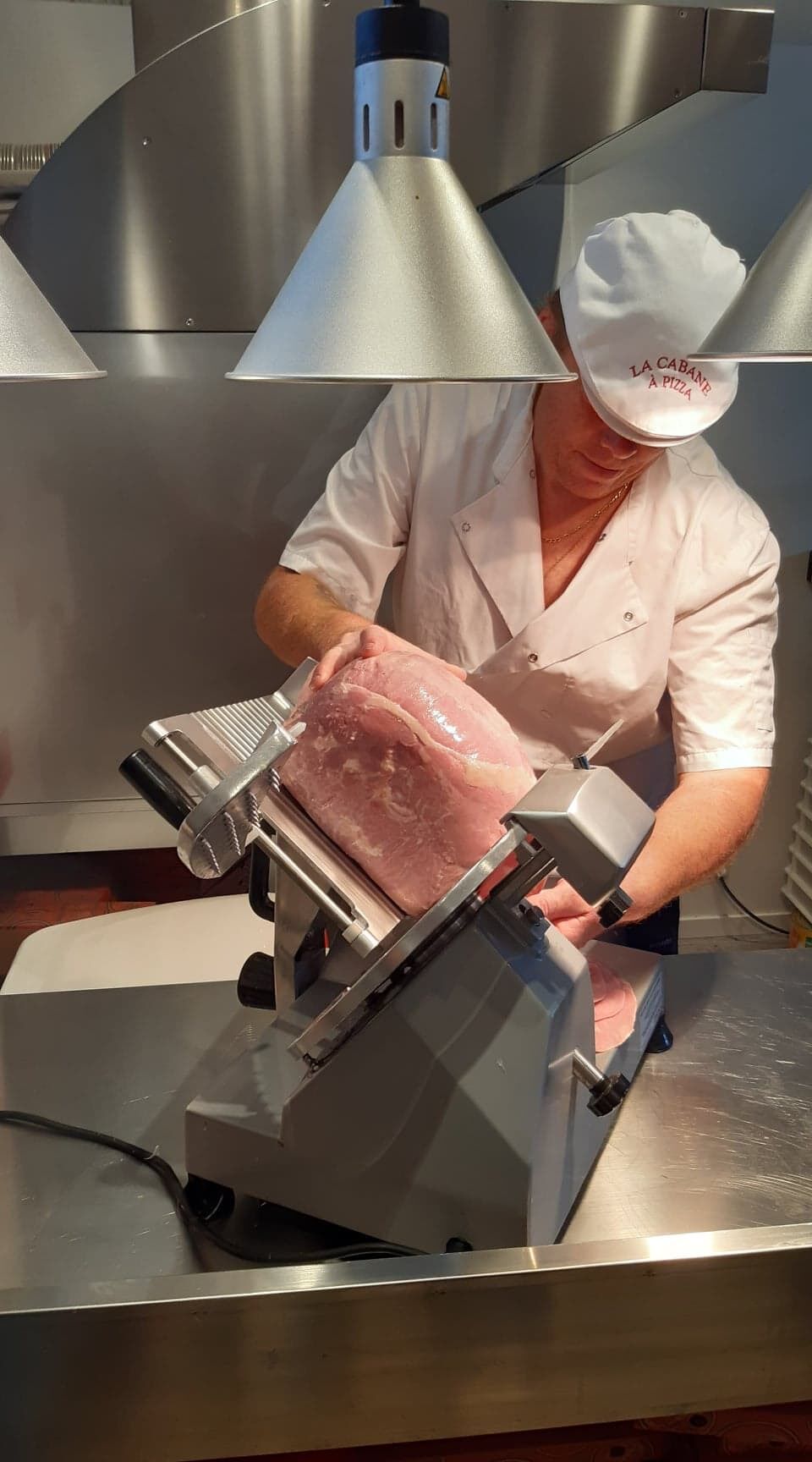 Nous utilisons du jambon supérieur 3 noix cuit au torchon, produit en Bretagne que nous tranchons chaque jour.