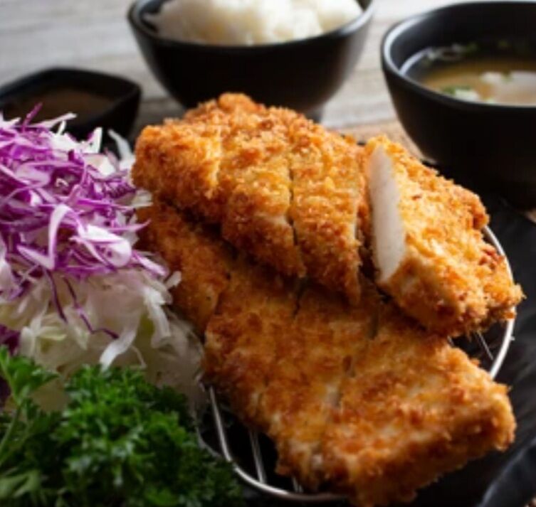 Donburi Tonkatsu de Poulet Croustillant de Poulet servi avec Riz blanc et Crudités