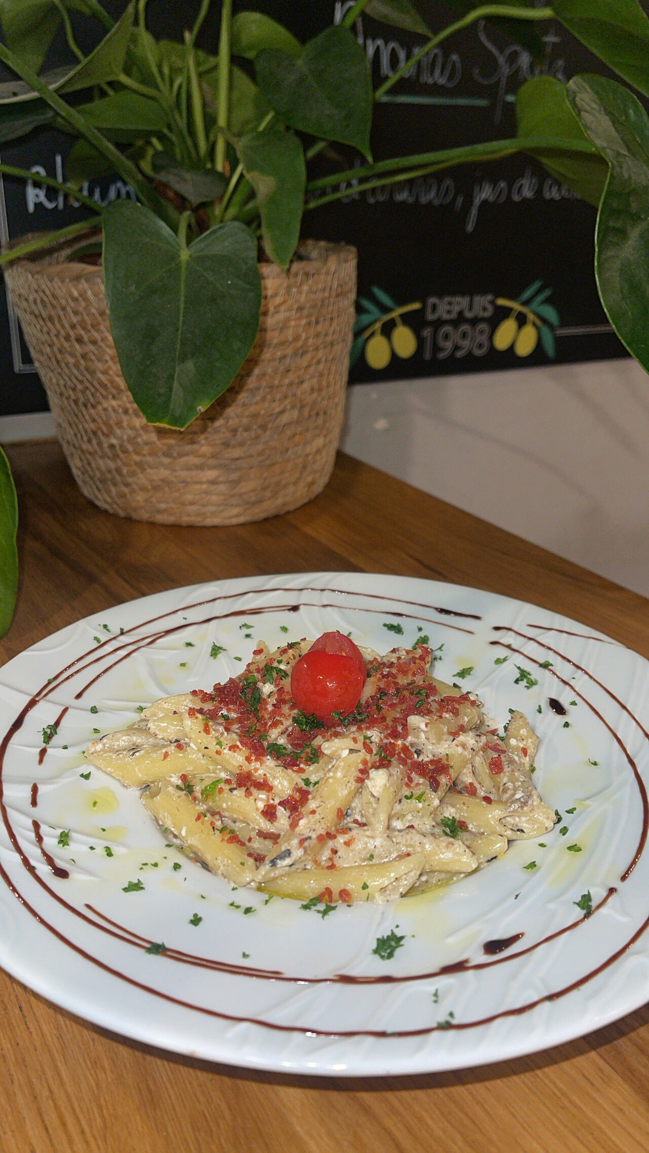 Penne à la crème de truffe et ses copeaux de chips de jambon cru