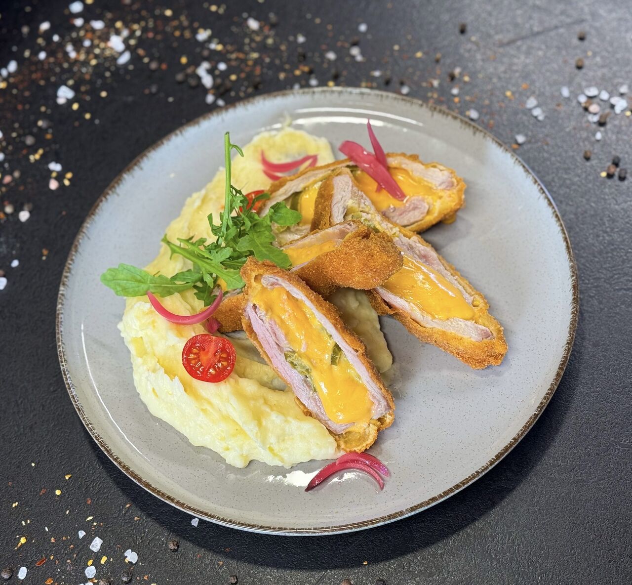 Chedarral és jalapenoval töltött borda burgonyapürével