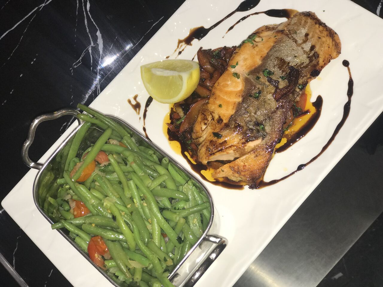 Pavé de saumon sur son lit de poivron rouge accompagné de ses haricot vert poêlé