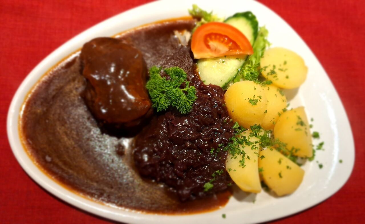 Rinderroulade an Rotwein-Braten-Sauce, Apfelrotkohl und Petersilienkartoffeln