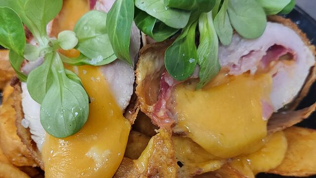 Sonkával-cheddar sajttal töltött sertésjava, steak burgonya