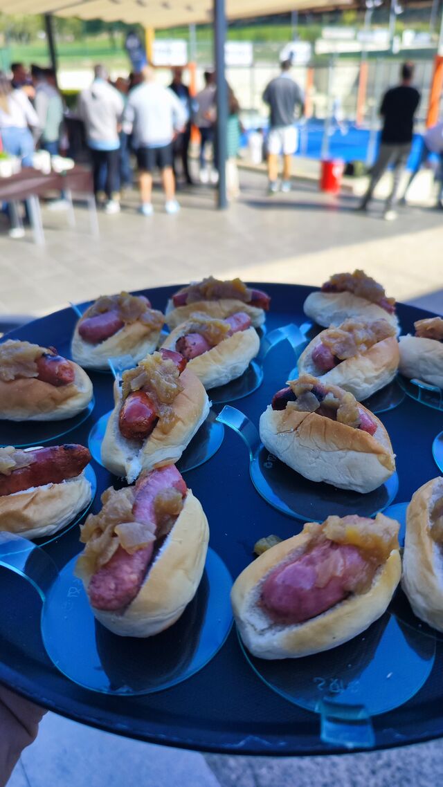 Perritos con salchicha fresca y cebolla caramelizada 