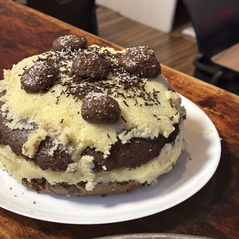 Bolo de brigadero y coco