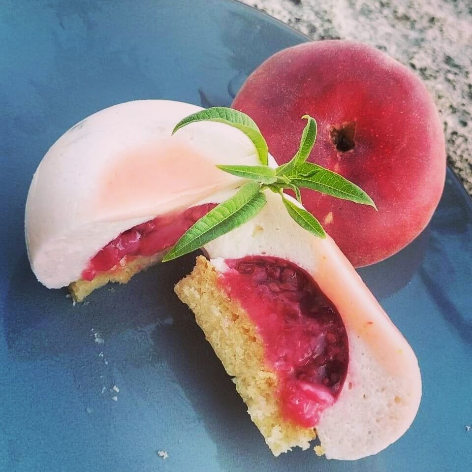 La merveilleuse pêche. Une mousse de pêche blanche qui renferme un cœur framboise pêche sur un biscuit huile d olive et miel.