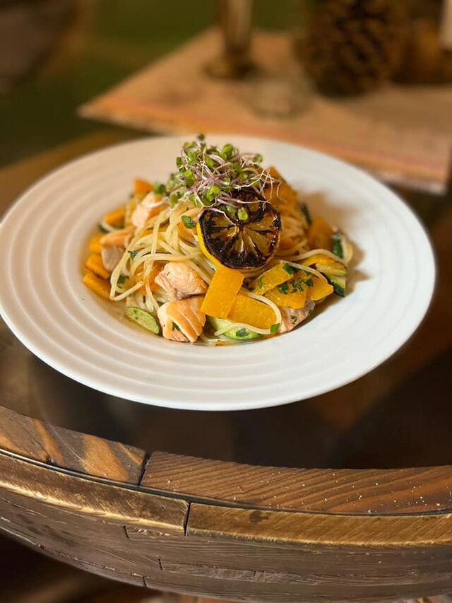 Špagety s lososem, dýní a cuketou