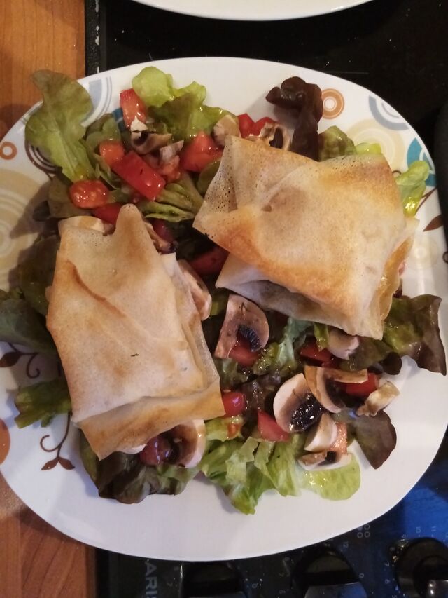 entrée de repas complet ou salade repas: salade aux bricks de reblochon