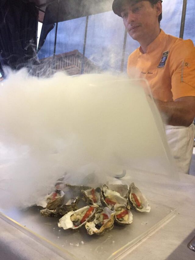 Huîtres fumées à table par le chef
