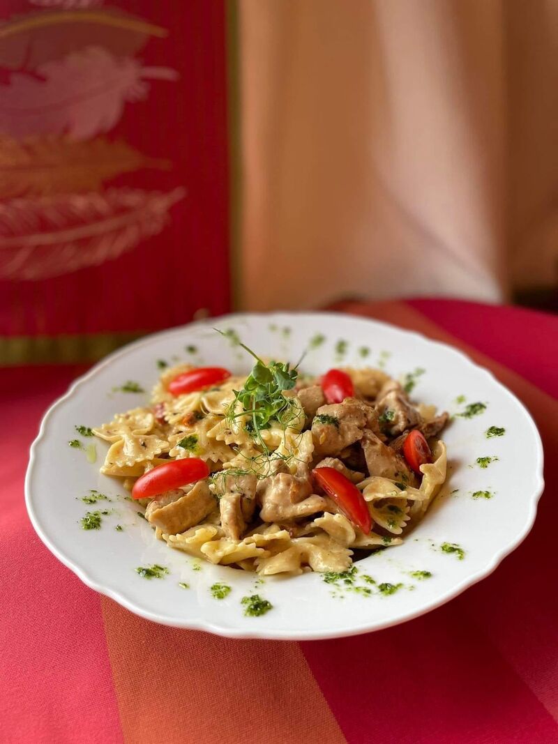 Makaron farfalle z kurczakiem w sosie śmietanowo-pomidorowym 