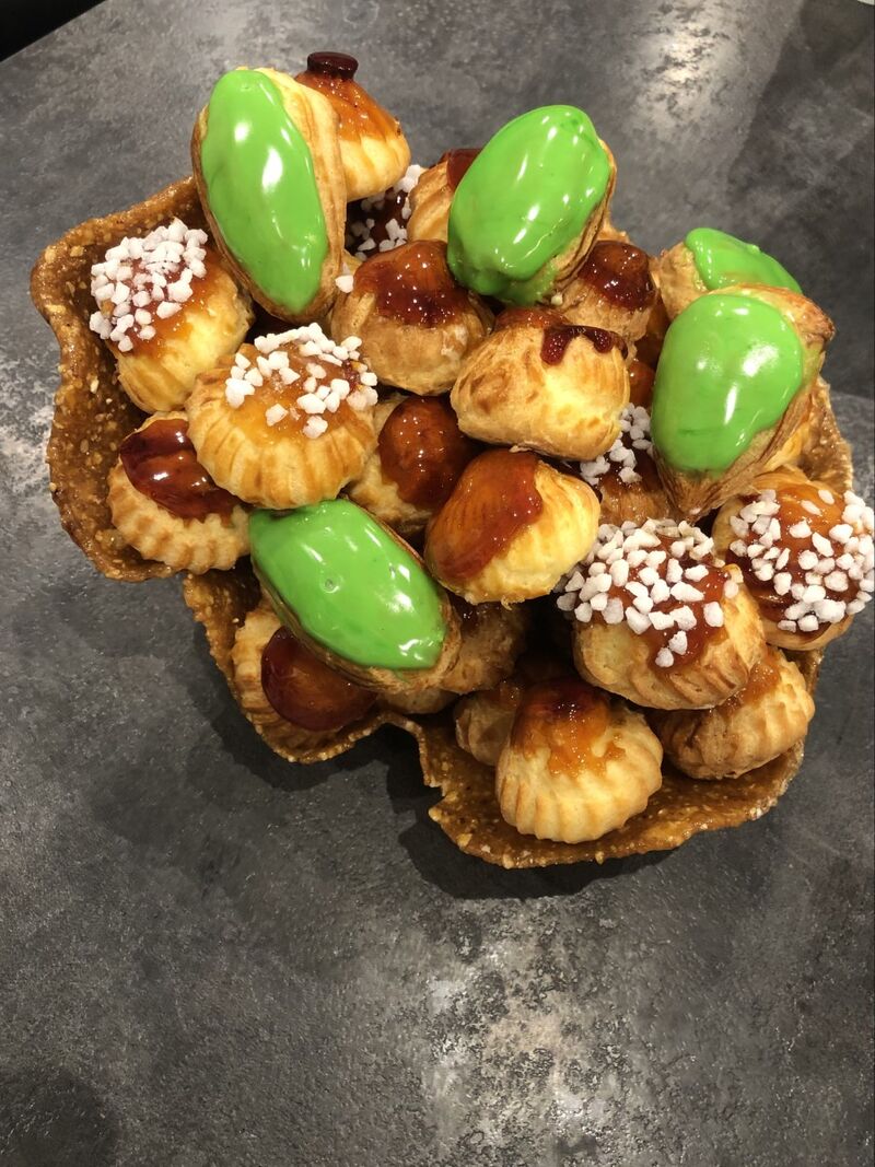 Support en nougatine et choux à la crème ainsi que des petits glands. Un délice ! 