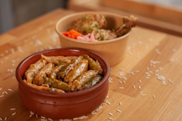 Mahshi, feuilles de choux blanc farci au riz servi avec un morceau de poulet frit ou grillé