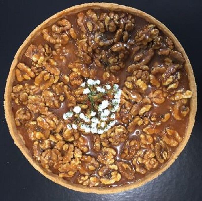 Tarte automnale : pâte sablée à la vanille, noix et caramel au beurre salé