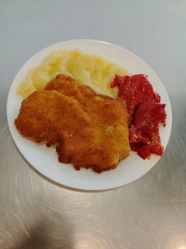 Bečki odrezak sa krumpir pireom i salatom od pečene paprike