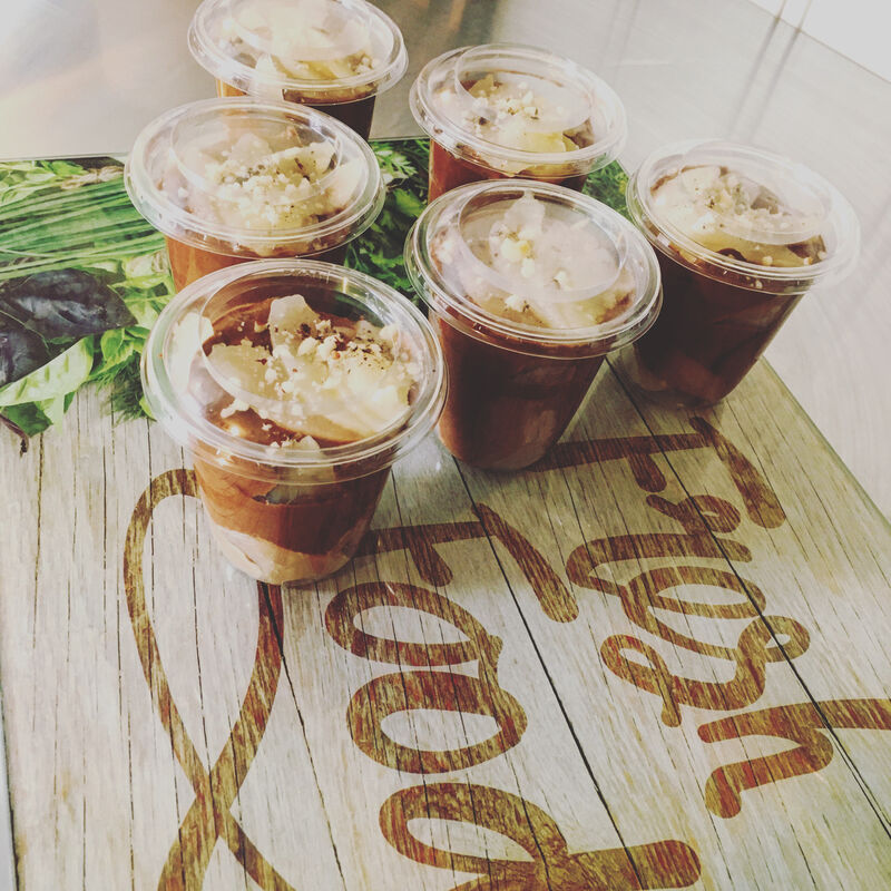 Desserts : Mousse au chocolat à la poires Williams bio parsemée de noix du Brésil 