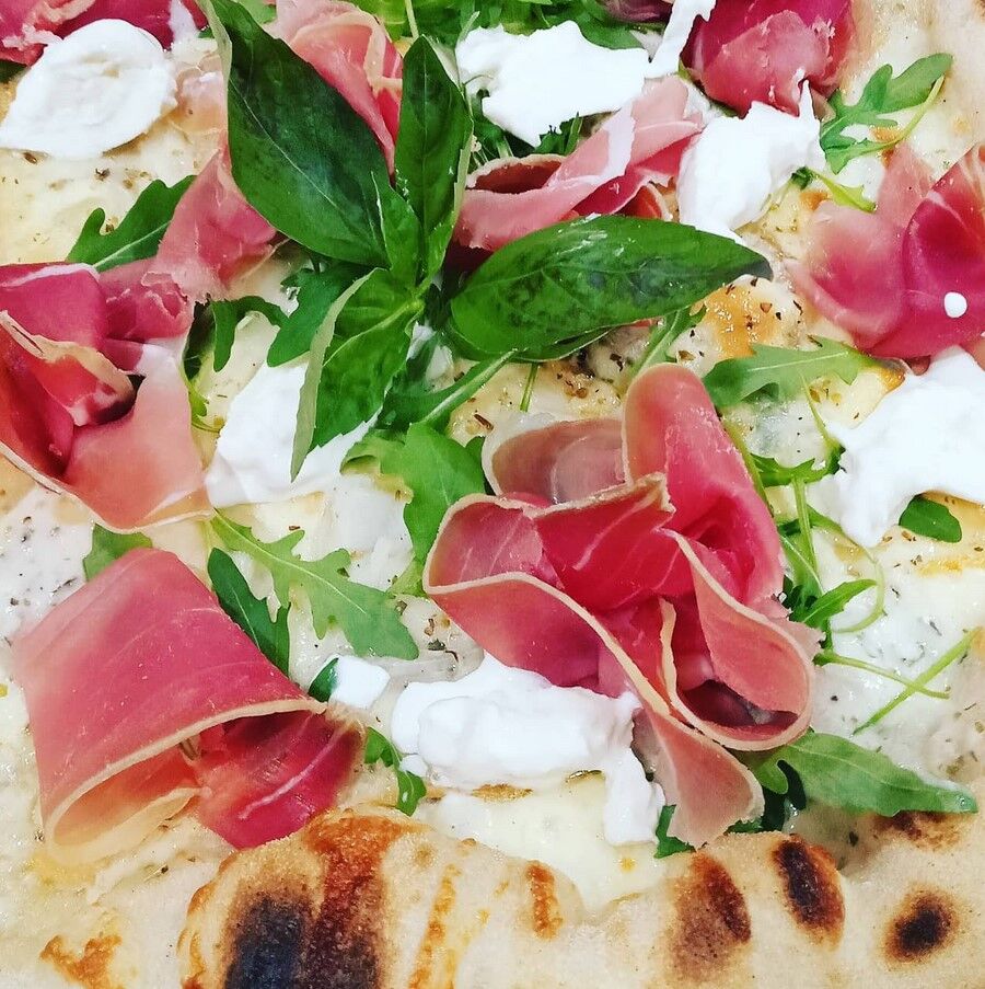 On vous aide à braver cette ambiance glaciale avec nos chaudes pizzas napolitaines 😋😋 !
