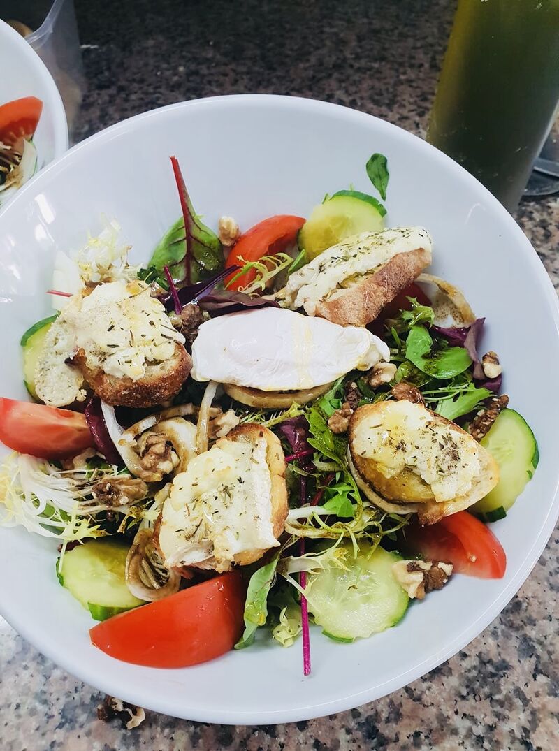 Salade chèvre chaud + œuf mollet 