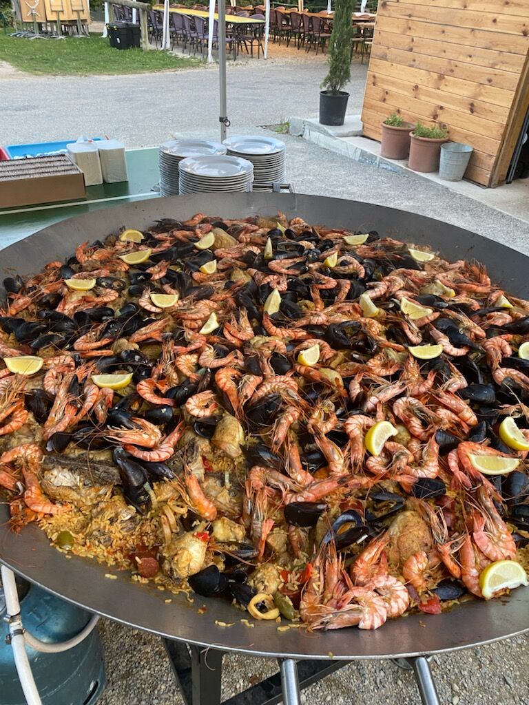 Paëlla de fin de saison au camping de Monestier de Clermont .
250 personnes