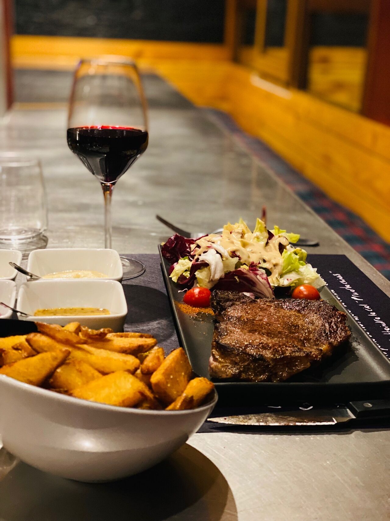 L'entrecôte Black d'Angus et sauces maison