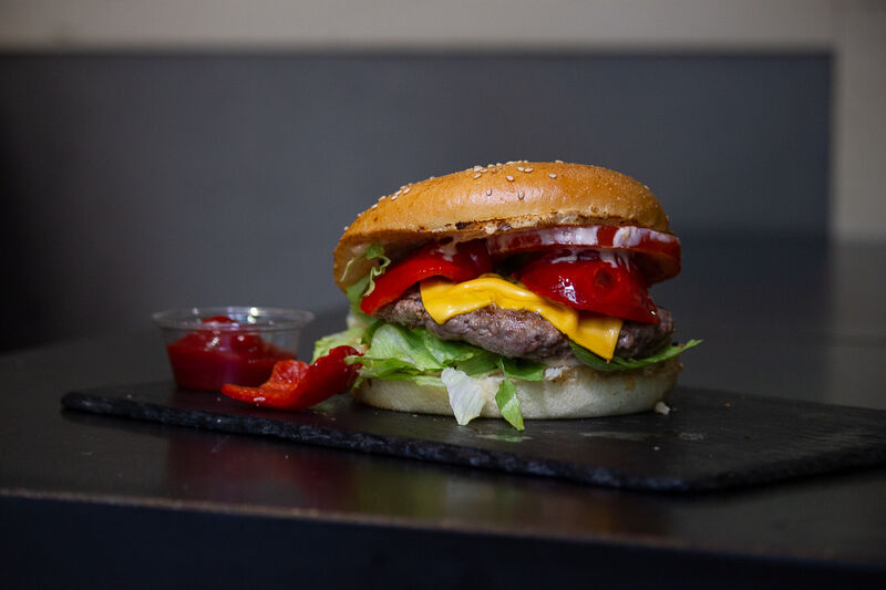 Poivrons, et sauce mexicaine maison ( air ça pique ) le burger SPICY