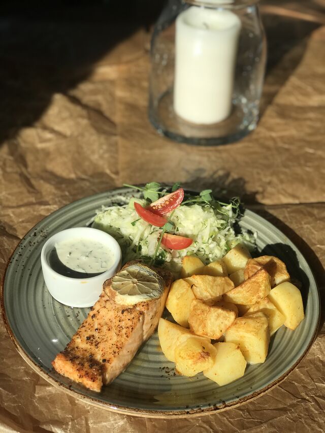 Pieczony łosoś podany z opiekanymi ziemniakami oraz surówką z białej kapusty 