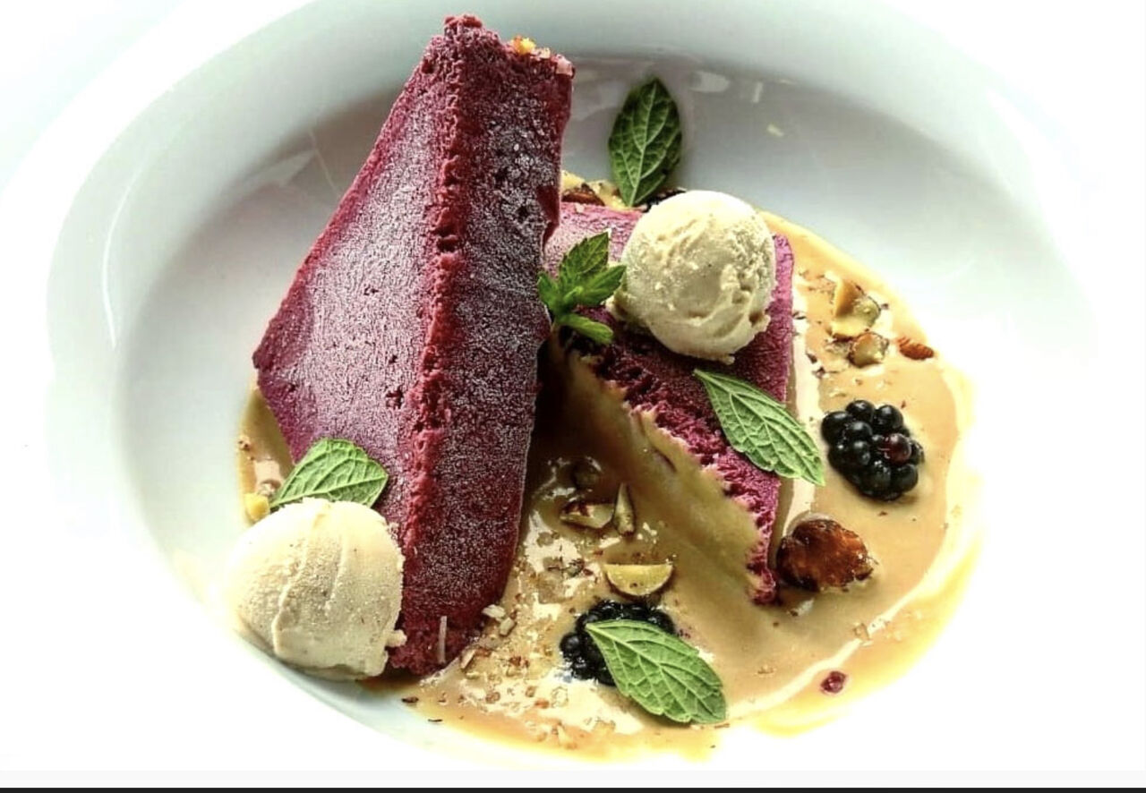 Hausgemachtes Brombeerparfait mit Kaffeesauce und Vanille