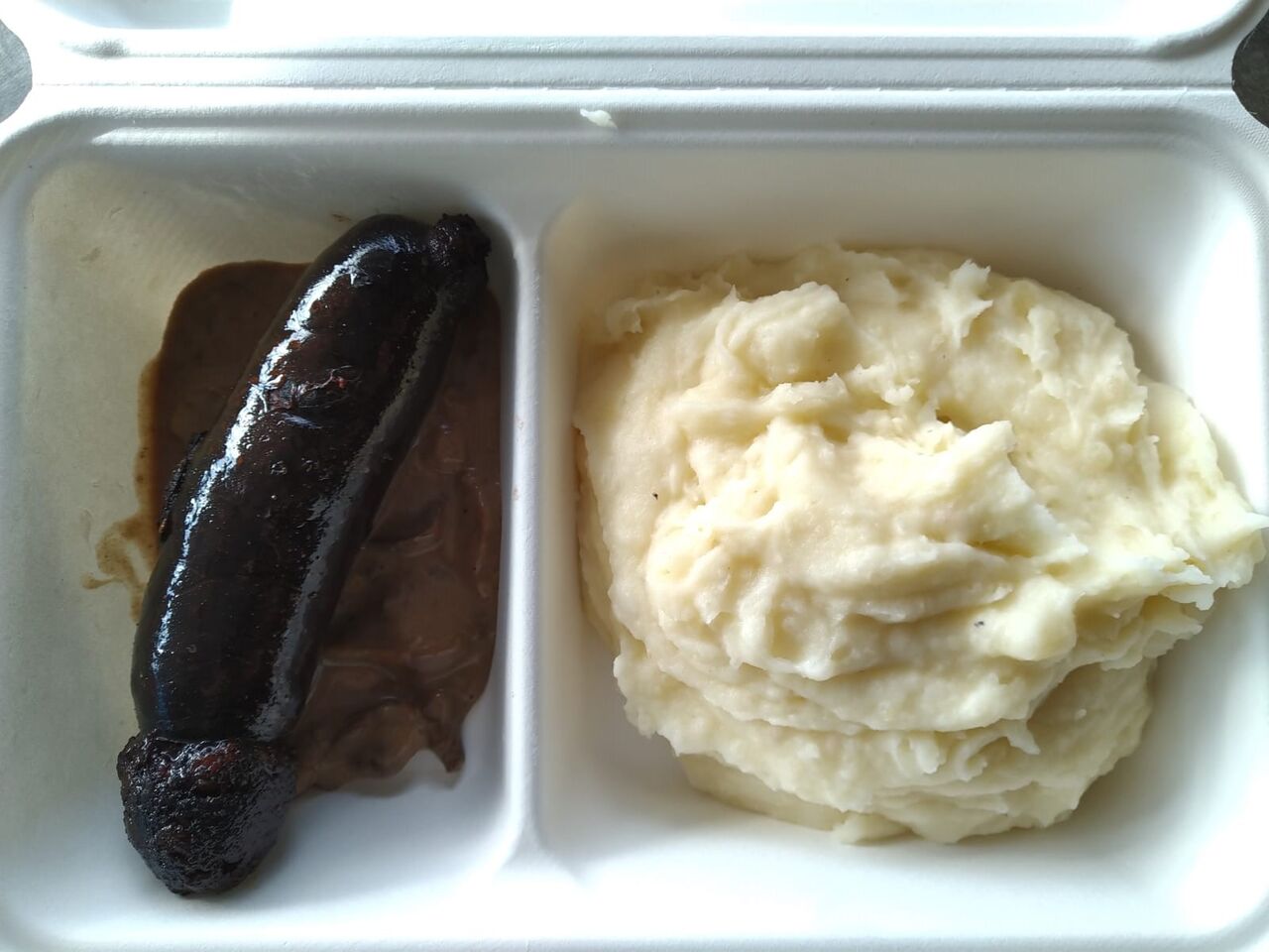 Boudin noir aux châtaignes avec purée sauce cèpes et moutarde violette