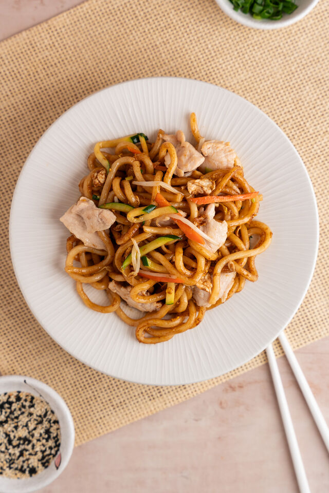 Spaghetti di Riso con Pollo e Verdure