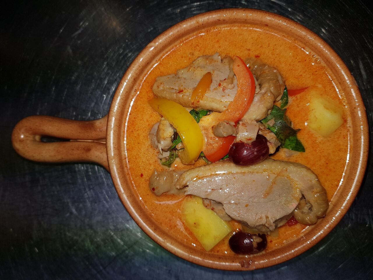 Nr. 32 Gegrilde eend met rode kerrie, kokosmelk, verse ananas, verse druiven en zoete basilicum
