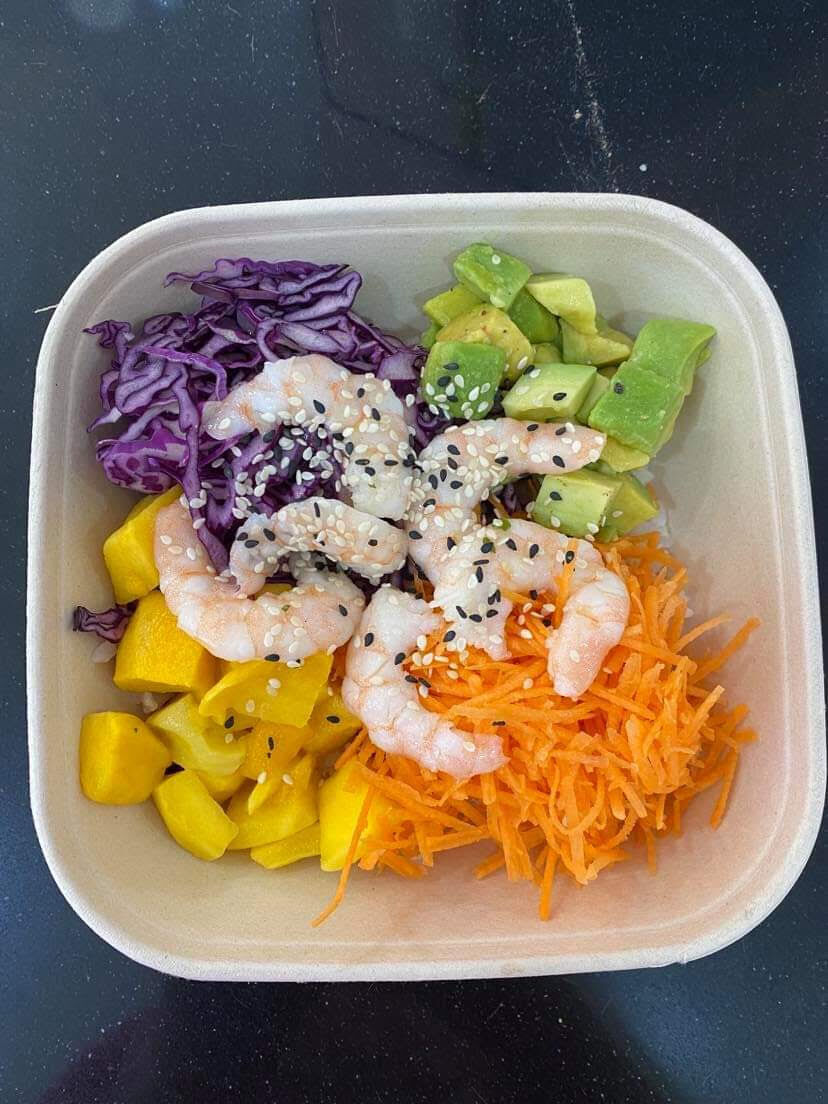 Poke Bowl Gambas
Riz sushi vinaigré, gambas, accompagnement de légume divers, graines de sésame.