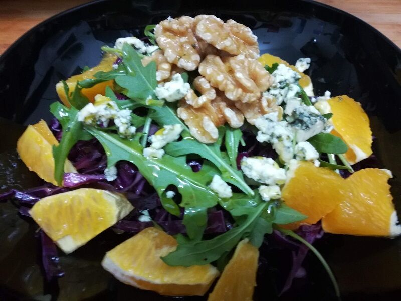 Deliciosa salada de couve roxa, com queijo azul, laranja e rucula!