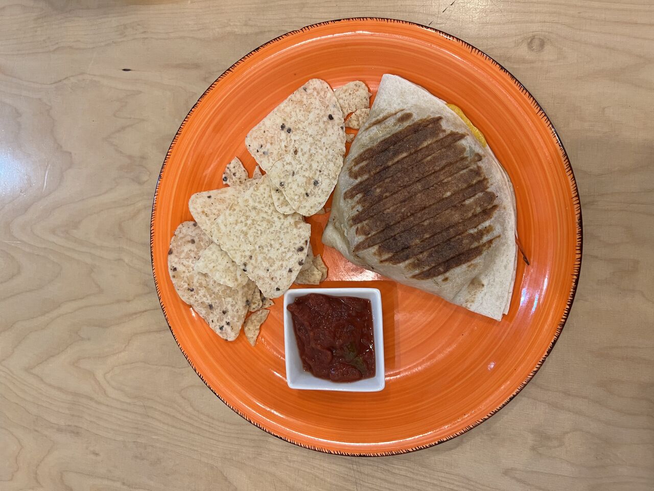 Fajita de pollo, con salsa mexicana y nachos.