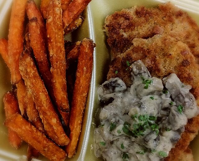 Zartes Schweineschnitzel mit Rahmchampignons & Süßkartoffel-Pommes Frites im Abholservice (As) 
