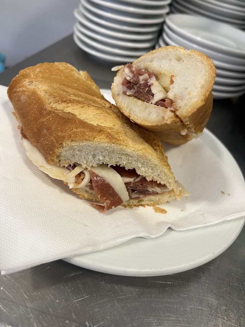 Bocadillo medio de Jamón del Pais