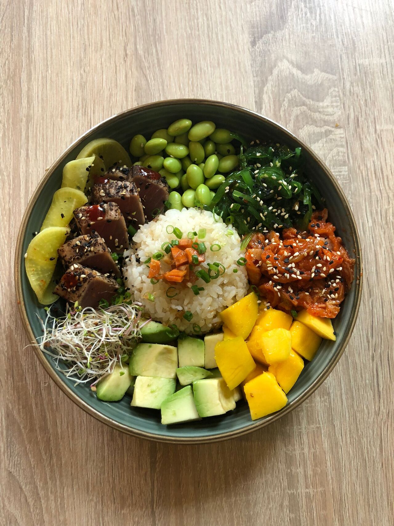 BOWL TUŃCZYK TATAKI