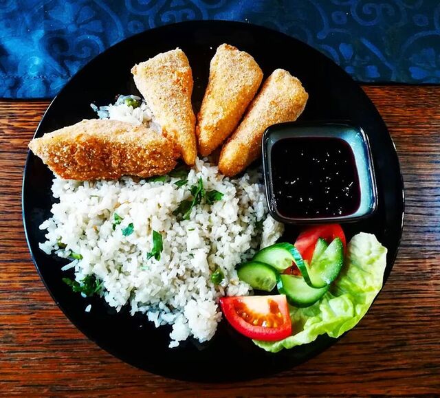 Rántott camambert áfonyamártással