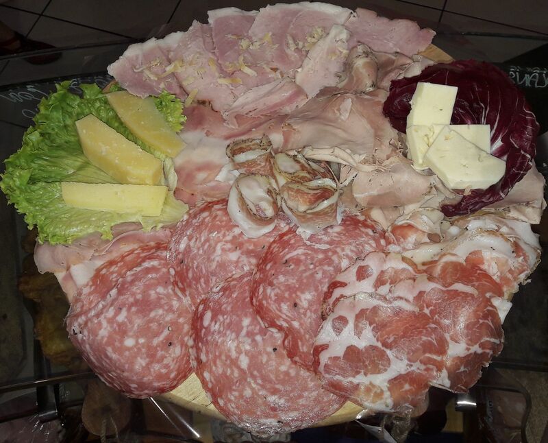 Tagliere di affettati misti e formaggi accompagnati da verdure in agrodolce, insalata russa e grissini caldi al prosecco