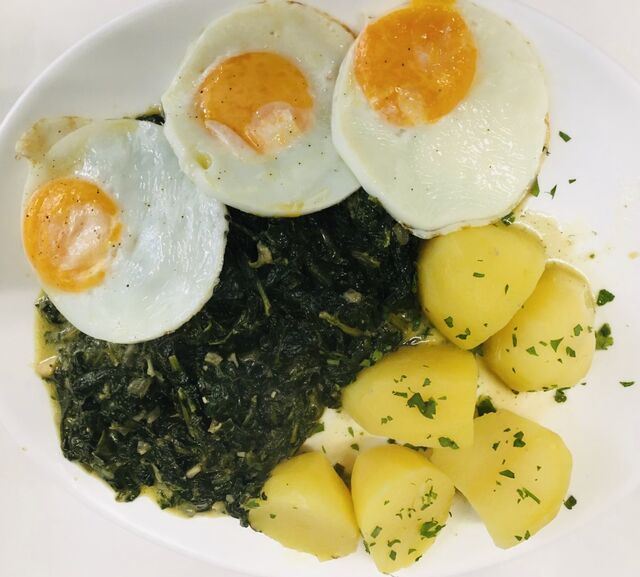 - Spiegeleier auf Blattspinat, dazu Salzkartoffeln -