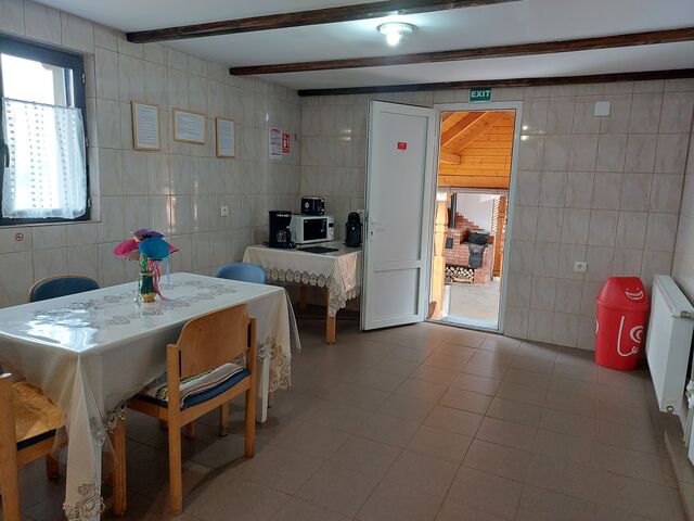 Bucătăria și ieșirea la terasă