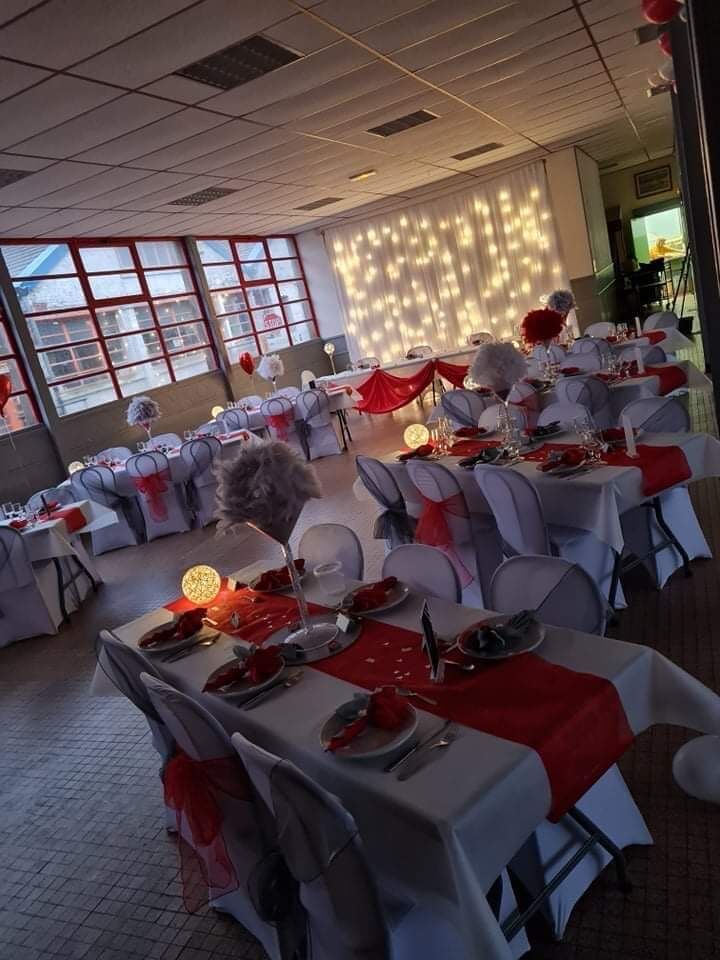 Grande salle Deco blanc et rouge 