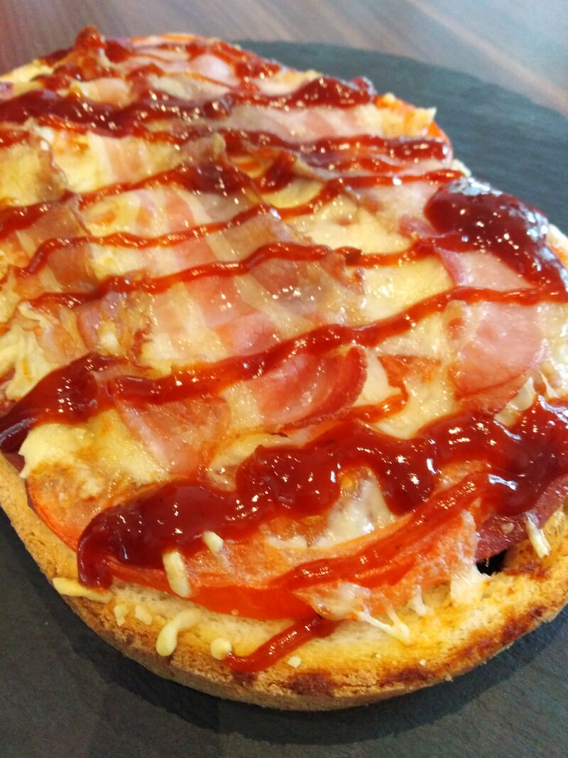 Neu im Menü.....
Bruschetta Corleone mit frischen Tomaten, Salami, Bacon, Emmentaler und BBQ Sauce