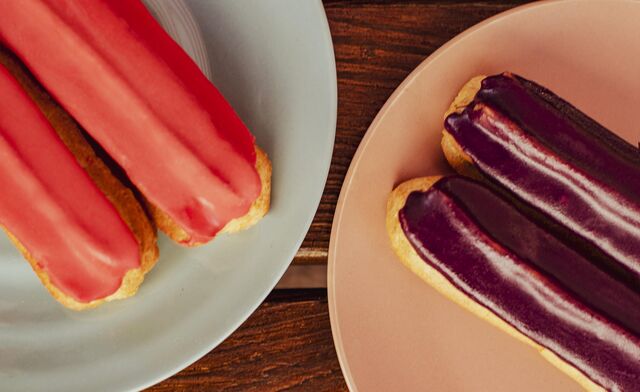 Еклер з чорничним курдом - заварне тісто, чорничний курд.