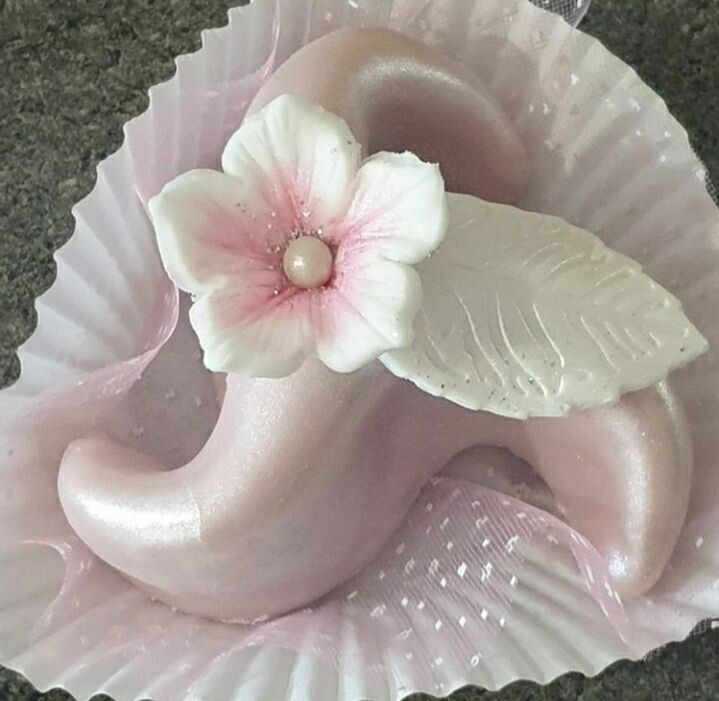 Arayeche une pâte sablée parfumée à la vanille et fourrée avec une pâte d'amande de la cannelle et de l'eau de fleurs
d'oranger